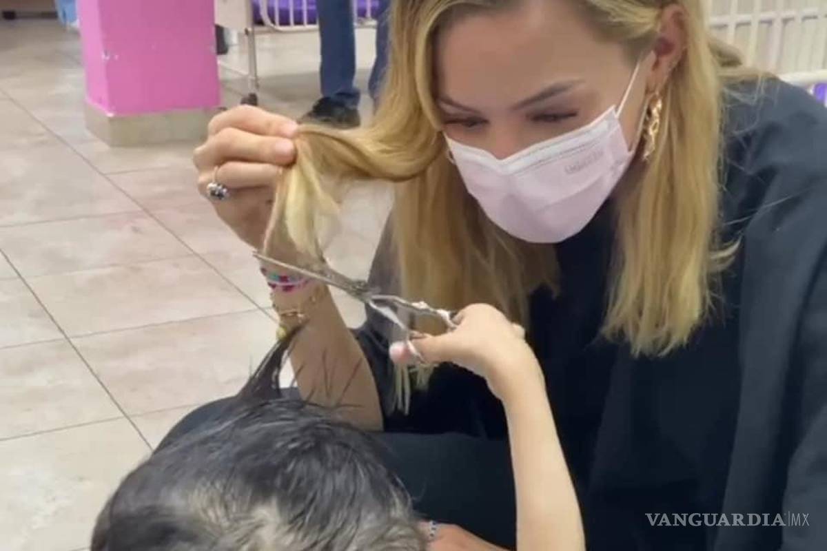 Mariana Rodríguez se corta cabello para apoyar a un niño con cáncer