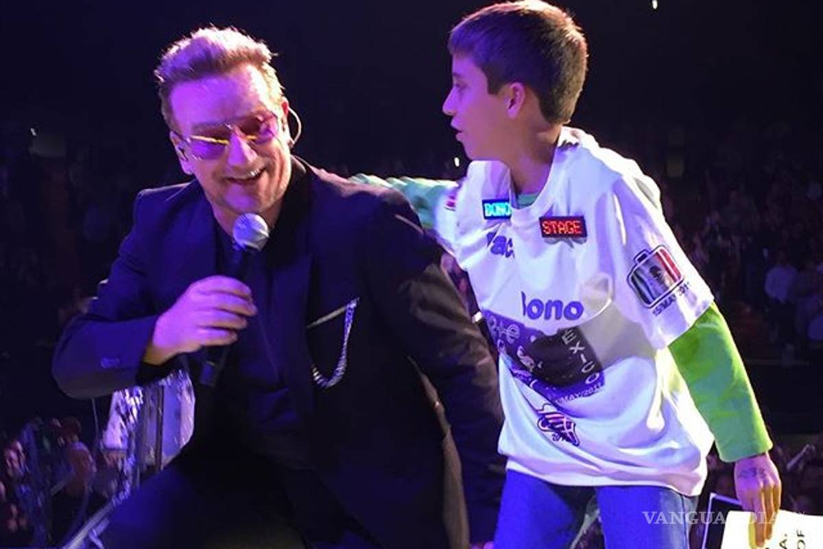 Bono subió a dos hermanos mexicanos al escenario en Belfast (Video)
