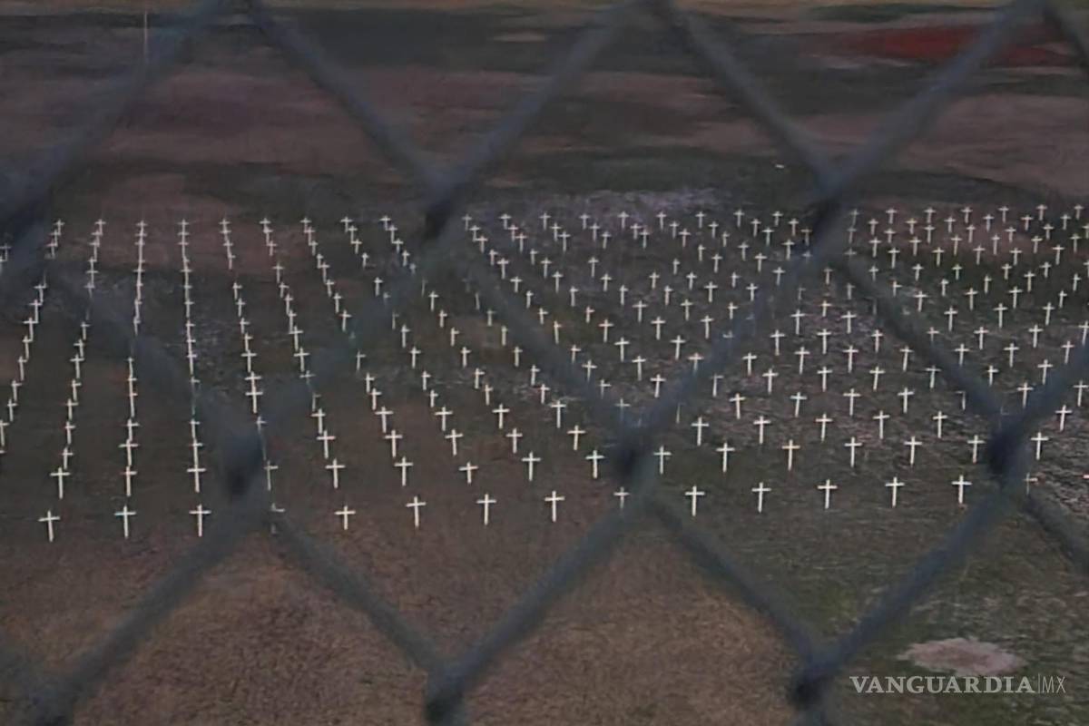 Un memorial de 700 cruces, la vista de migrantes que cruzan el Río Bravo en la frontera de Coahuila