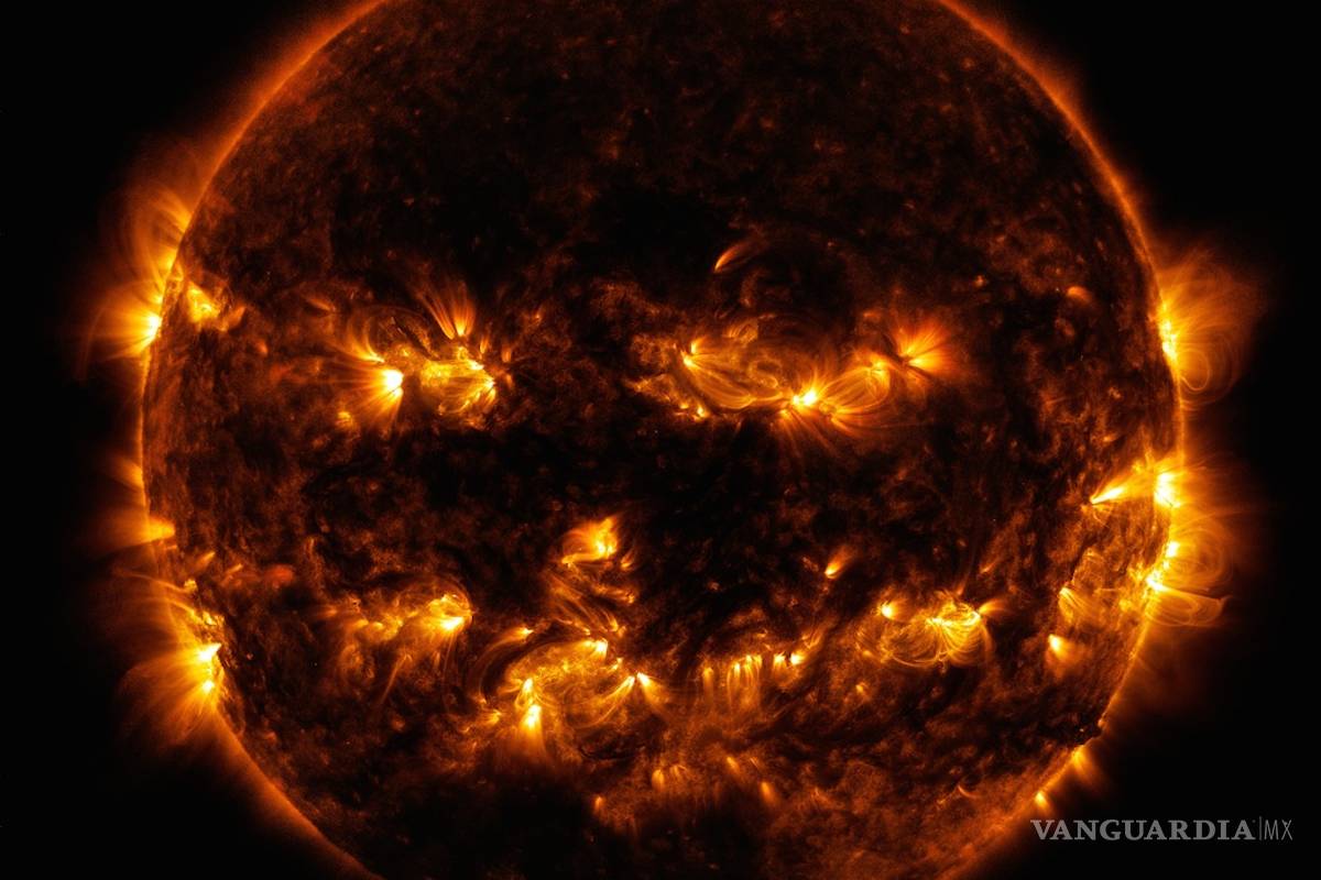 El Sol como calabaza de Halloween; las imágenes más raras que capta la NASA