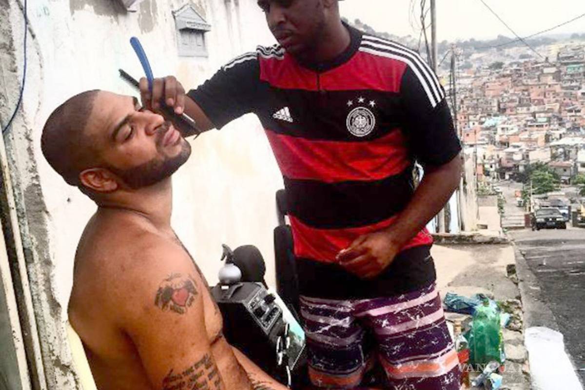 $!De triunfar en Europa a pagar protección para vivir en una de las favelas más peligrosas de Brasil