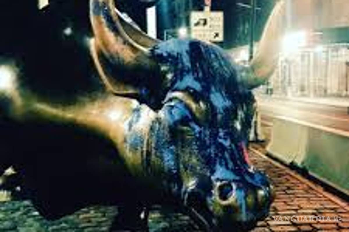 Arrestan a una mujer por vandalizar con pintura el toro de Wall Street