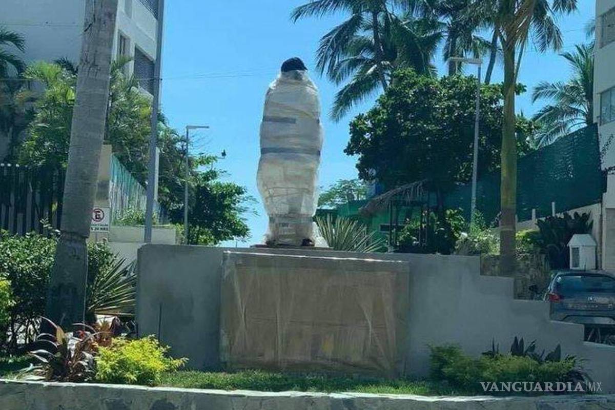 A días de ser inaugurada, vandalizan y retiran estatua de Eugenio Derbez en Acapulco