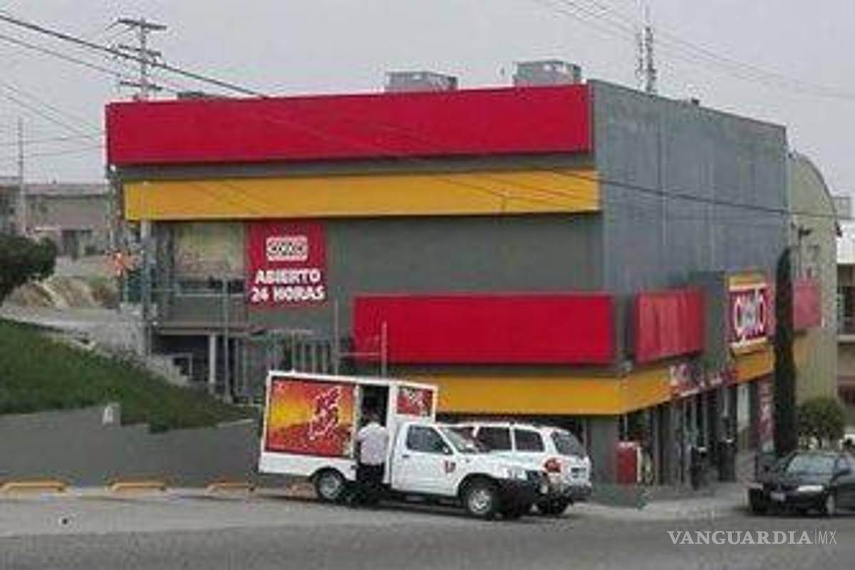 “Es más fácil abrir otro Oxxo que la segunda caja”, instalan un Oxxo arriba de otro en Tijuana