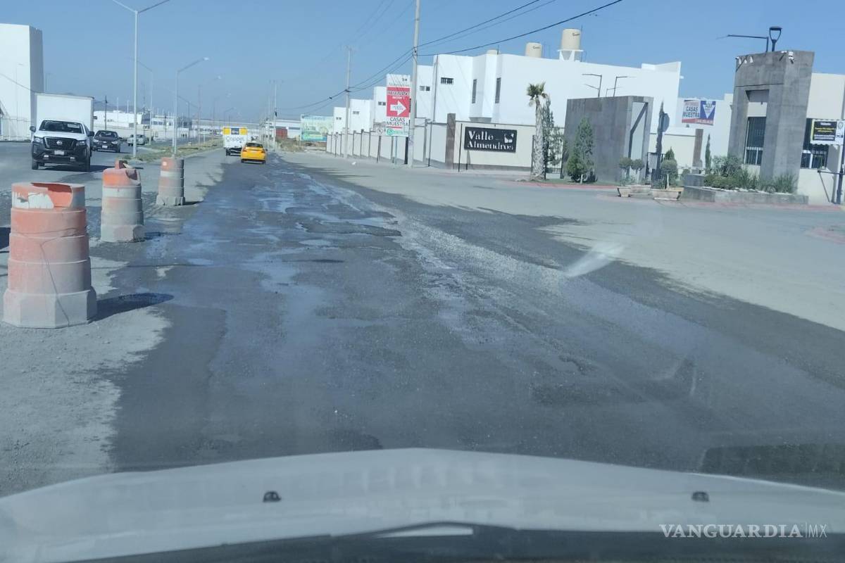 $!El bulevar frente a la Universidad de Durango presenta múltiples baches que dificultan el tránsito.