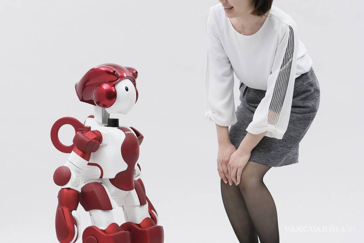 Hitachi presenta Emiew 3, su nuevo robot destinado a la atención al cliente