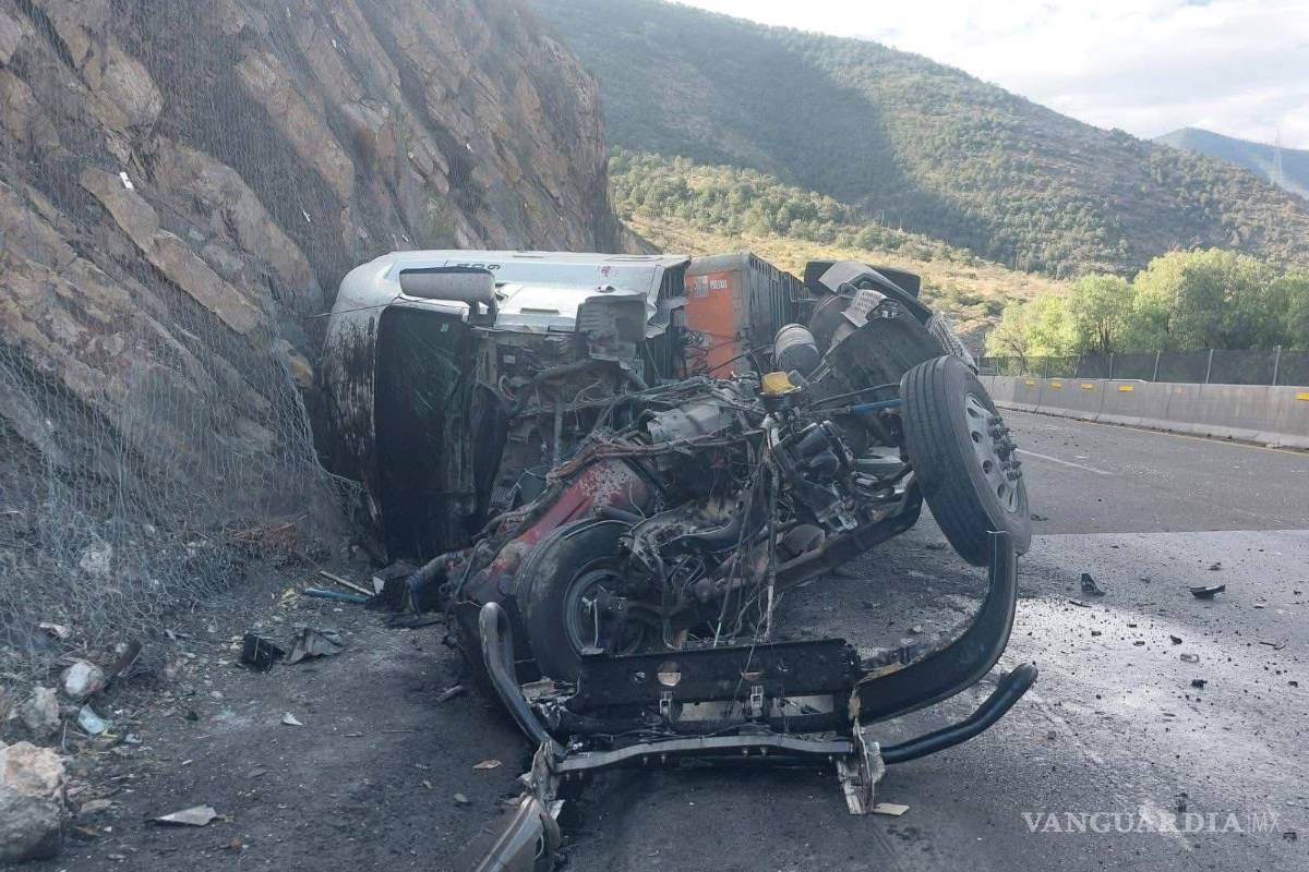 Vuelca tráiler en Los Chorros por falla de frenos; tarimas bloquean la vía