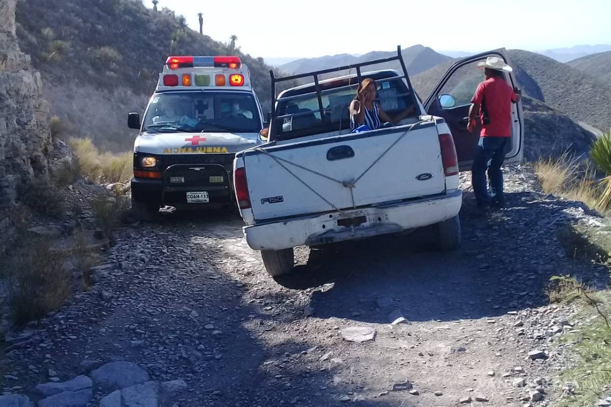 $!Cinco campesinos se intoxican con alcohol adulterado en Parras; muere uno
