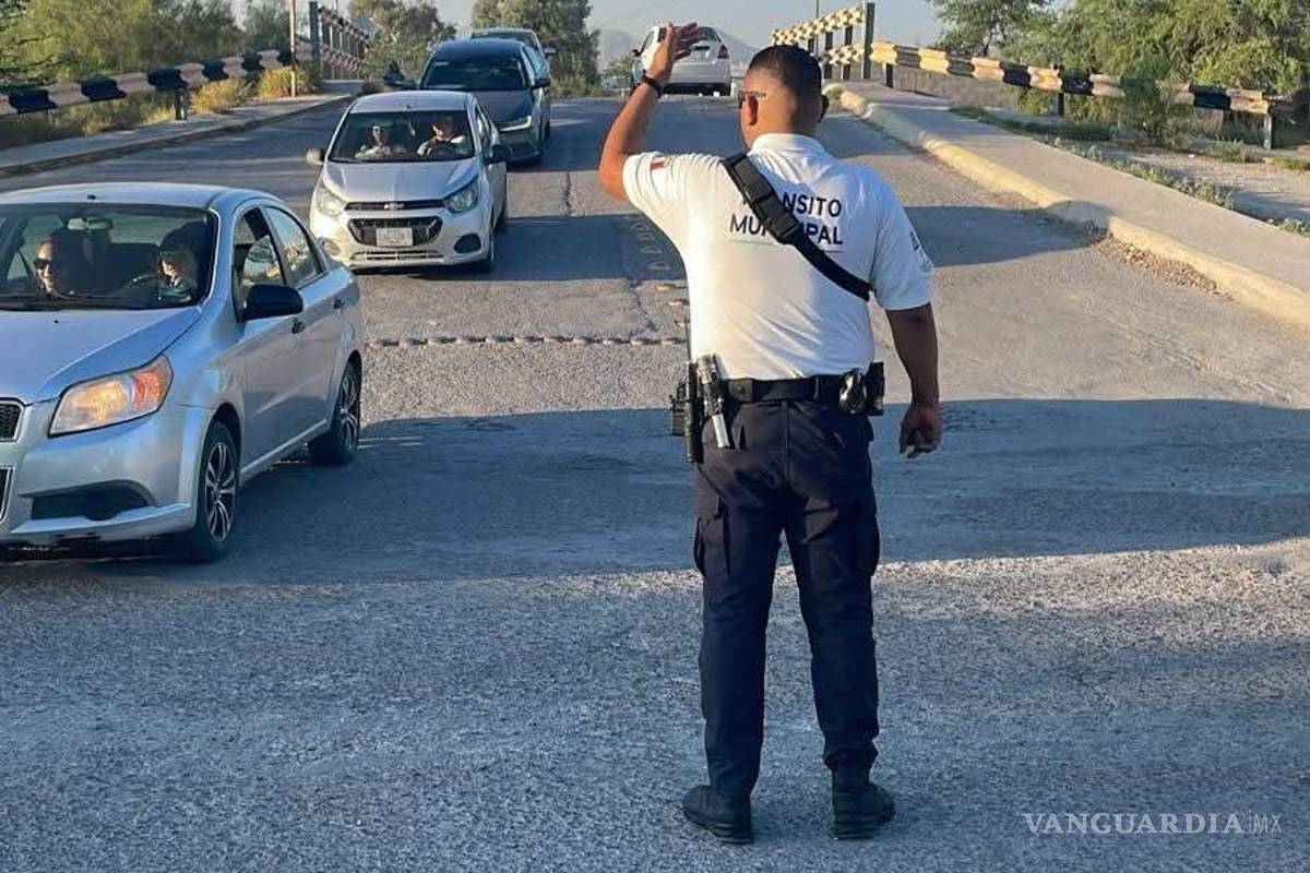 $!La policía vial mantiene presencia constante en los principales cruceros de la ciudad.