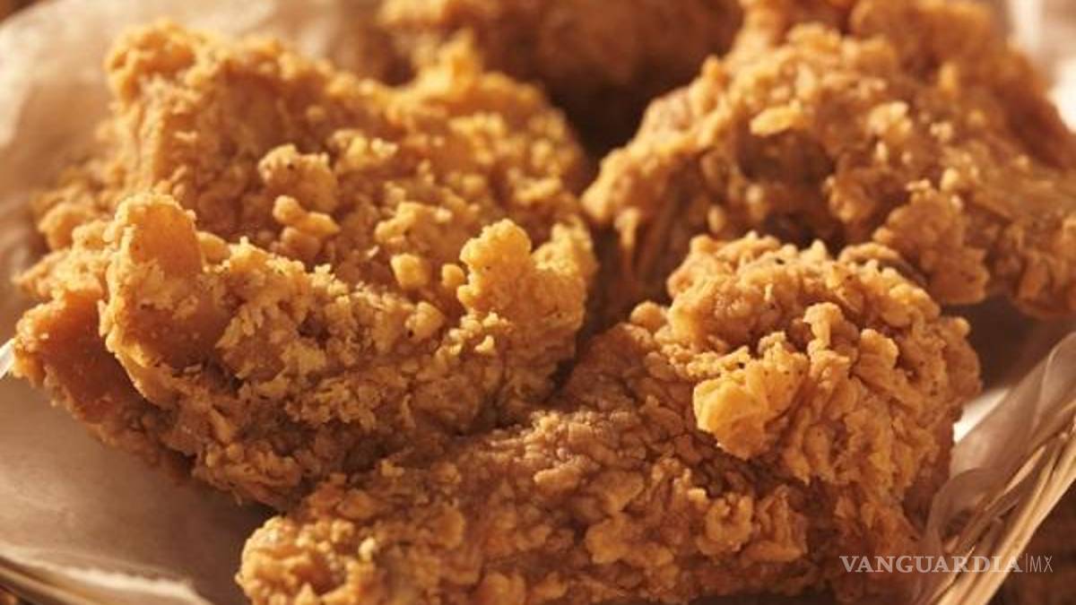Antes de comer pollo frito revíselo; podrías llevarte una desagradable sorpresa, como este hombre