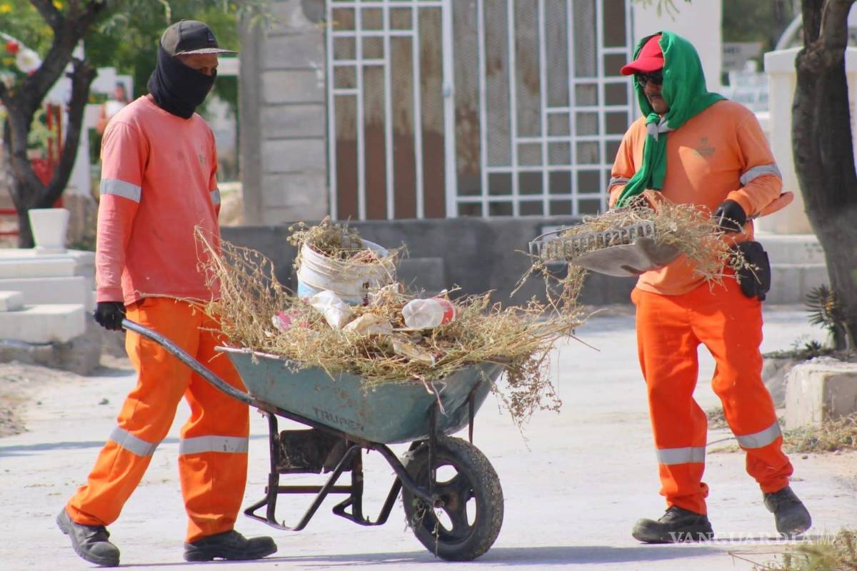 $!Los trabajos de mantenimiento no solo mejoran los cementerios, sino que también representan un acto de respeto a las tradiciones y a la memoria de los difuntos.