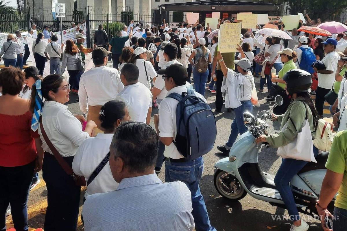 Sindicatos toman calles de Xalapa; acusan a Morena de querer controlar el registro sindical