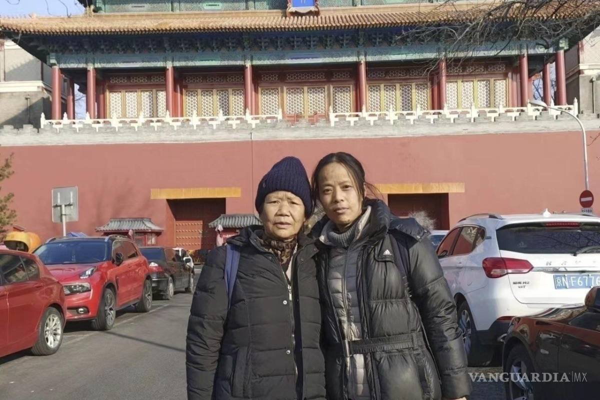 $!Yang Li, (d) y su madre, Xu Dongqing, en la puerta de la Ciudad Prohibida en Beijing, en febrero de 2023, en su primera visita a la capital china.