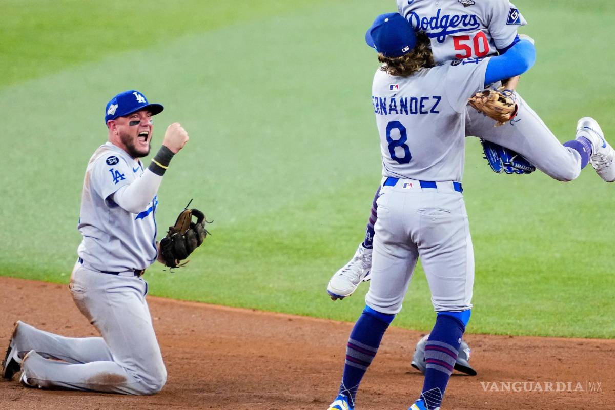 $!El sorpresivo doble play ejecutado por el jardinero Kike Hernández y el 2a base Miguel Rojas -de los Dodgers- a batazo de Andrés Giménez, de los Azulejos.