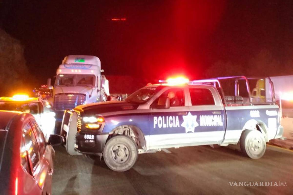 $!La Guardia Nacional y la Policía Municipal de Arteaga se movilizaron para controlar la zona y evitar riesgos a los automovilistas.