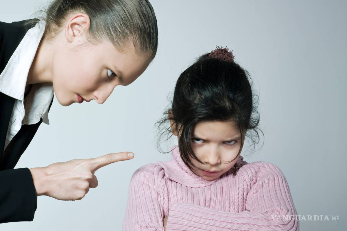 Hijas exitosas, fruto de mamás estrictas: Estudio