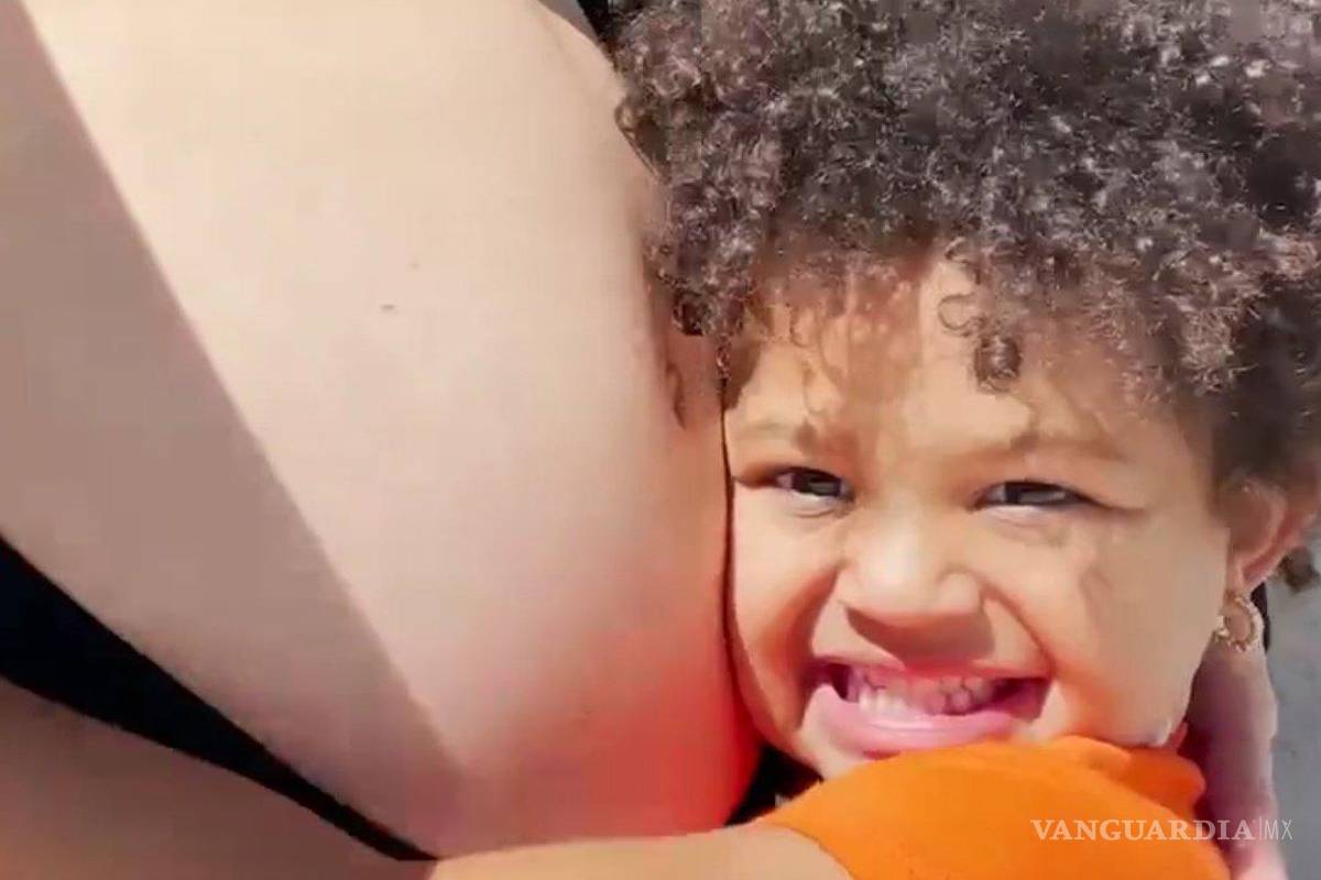 $!El video finaliza con Kylie Jenner posando con pocos meses de embarazo y su hija mayor, Stormi Webstar, abrazándola