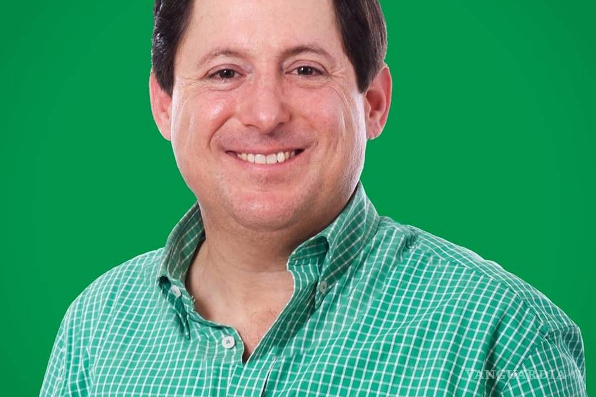 Se enfunda Maderito en traje de Batman para ganar votos en elección por Monterrey