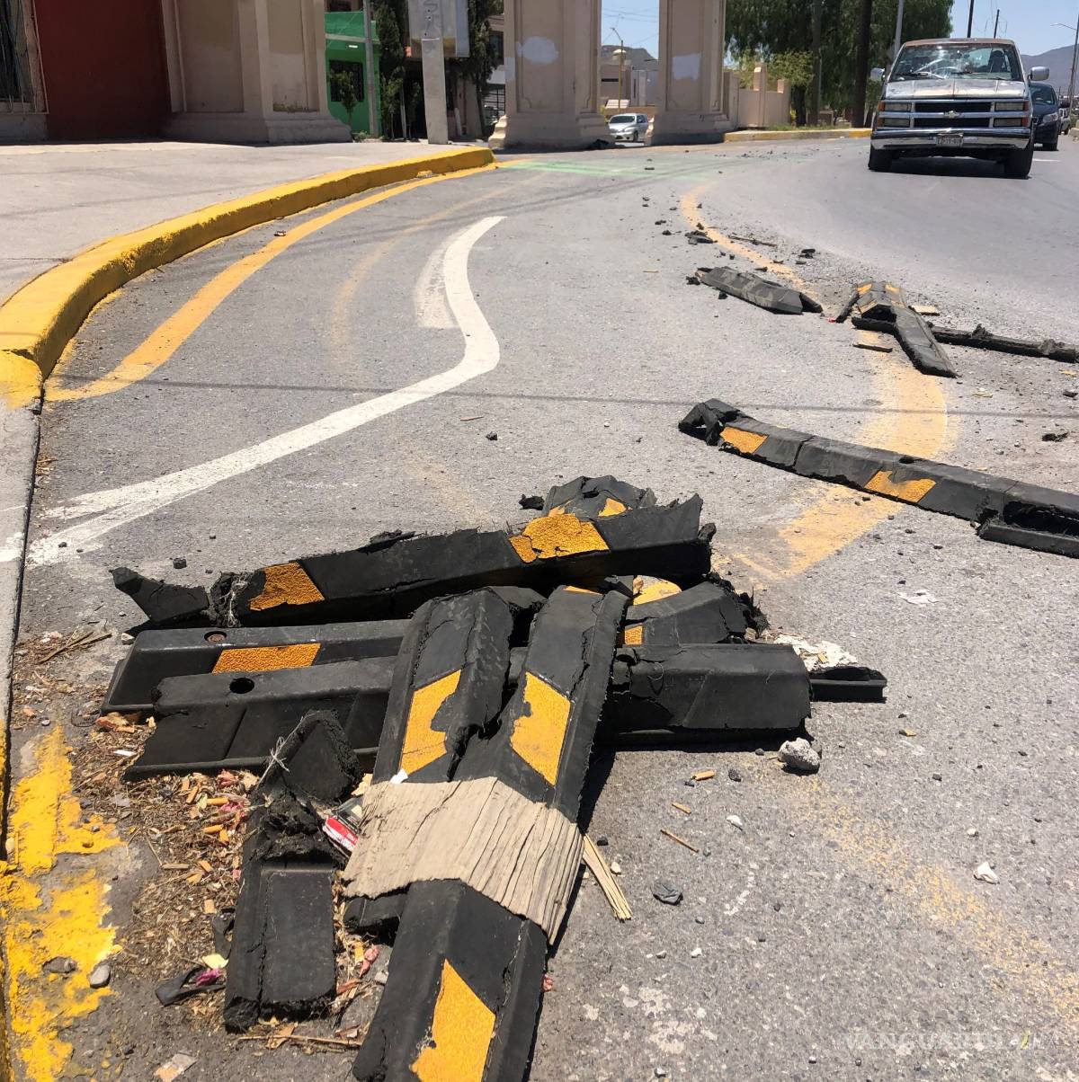 $!En cuatro meses automovilistas saltillenses destruyen tramo de ciclovía rehabilitada