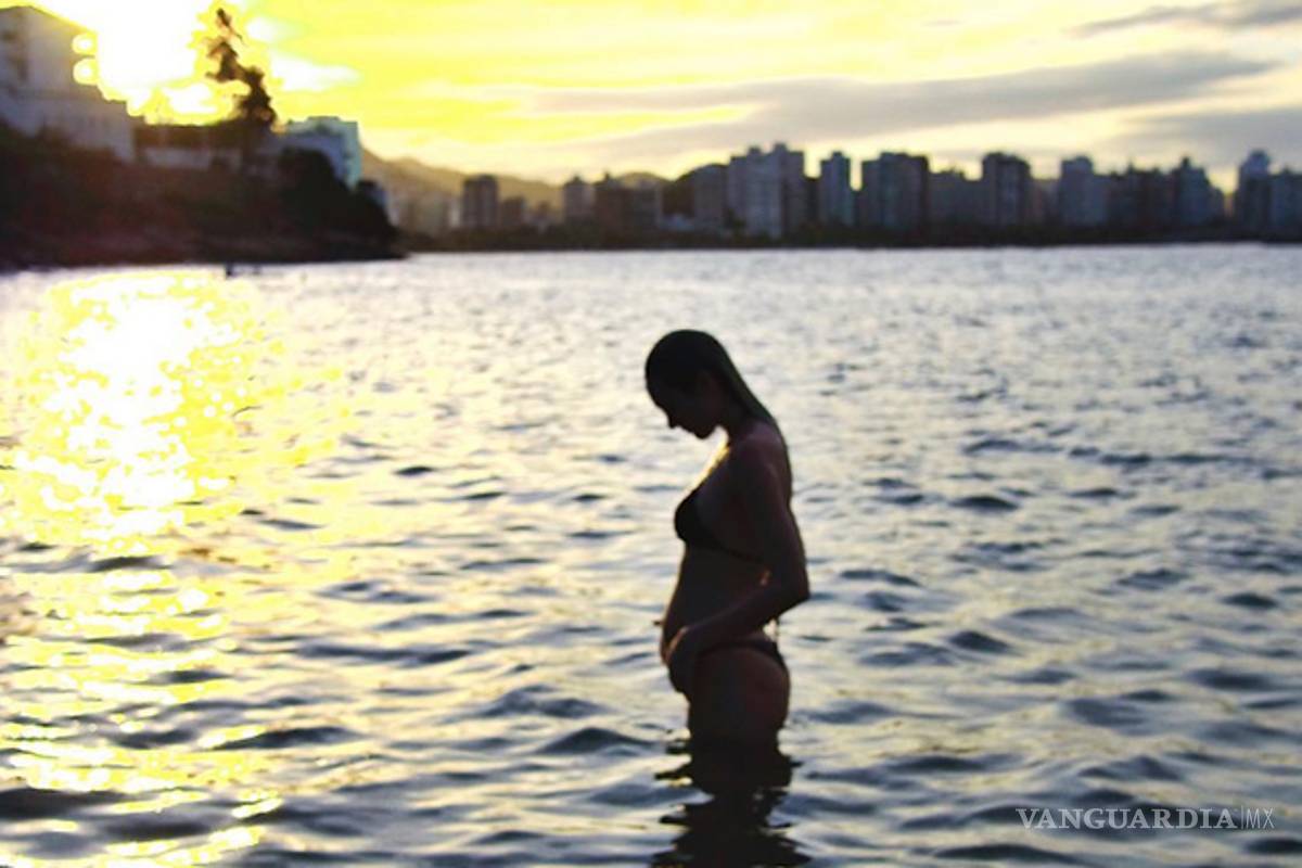 Candice Swanepoel presume su embarazo en redes