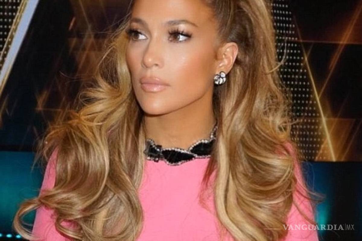 Jennifer Lopez a sus 48 años luce un rostro sin arrugas