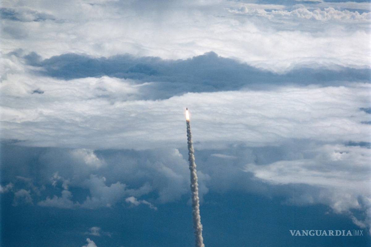 $!Una imagen proporcionada por la NASA muestra el lanzamiento del transbordador espacial Discovery desde Cabo Cañaveral en Florida en 1988.