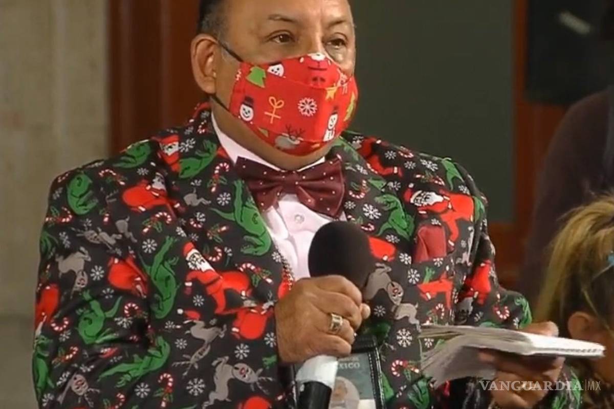 'Lord Molécula' desata memes por su traje navideño en 'La Mañanera'