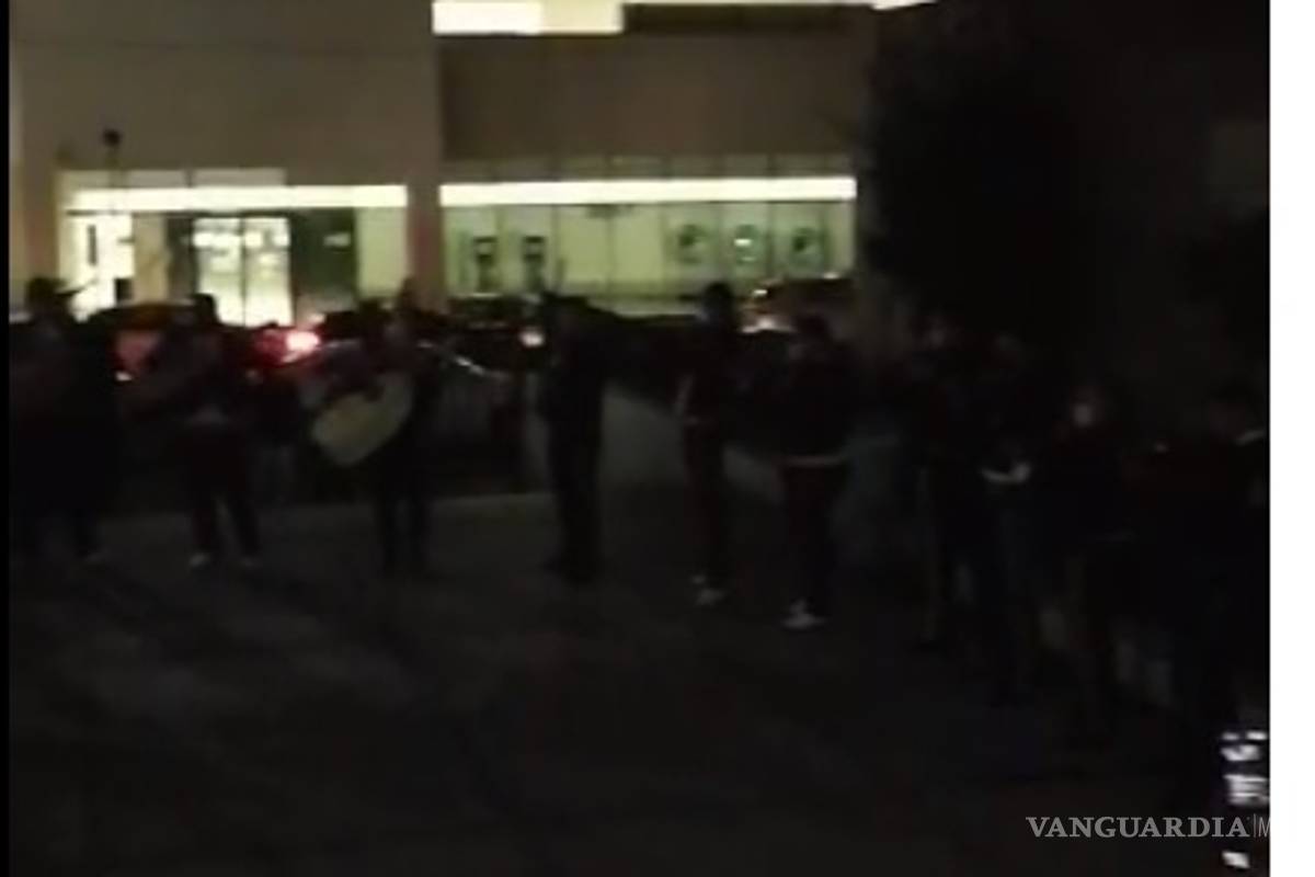 Mariachi anima con serenata a Clínica 7 del IMSS en Monclova