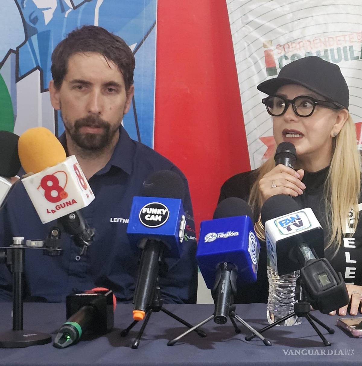 $!Verónica Soto Díaz, titular del Teleférico de Torreón y Puerto Noas, y Patrick Rudigier, director técnico de Leitner México, explicaron los trabajos de mantenimiento que se realizan esta semana en el sistema.