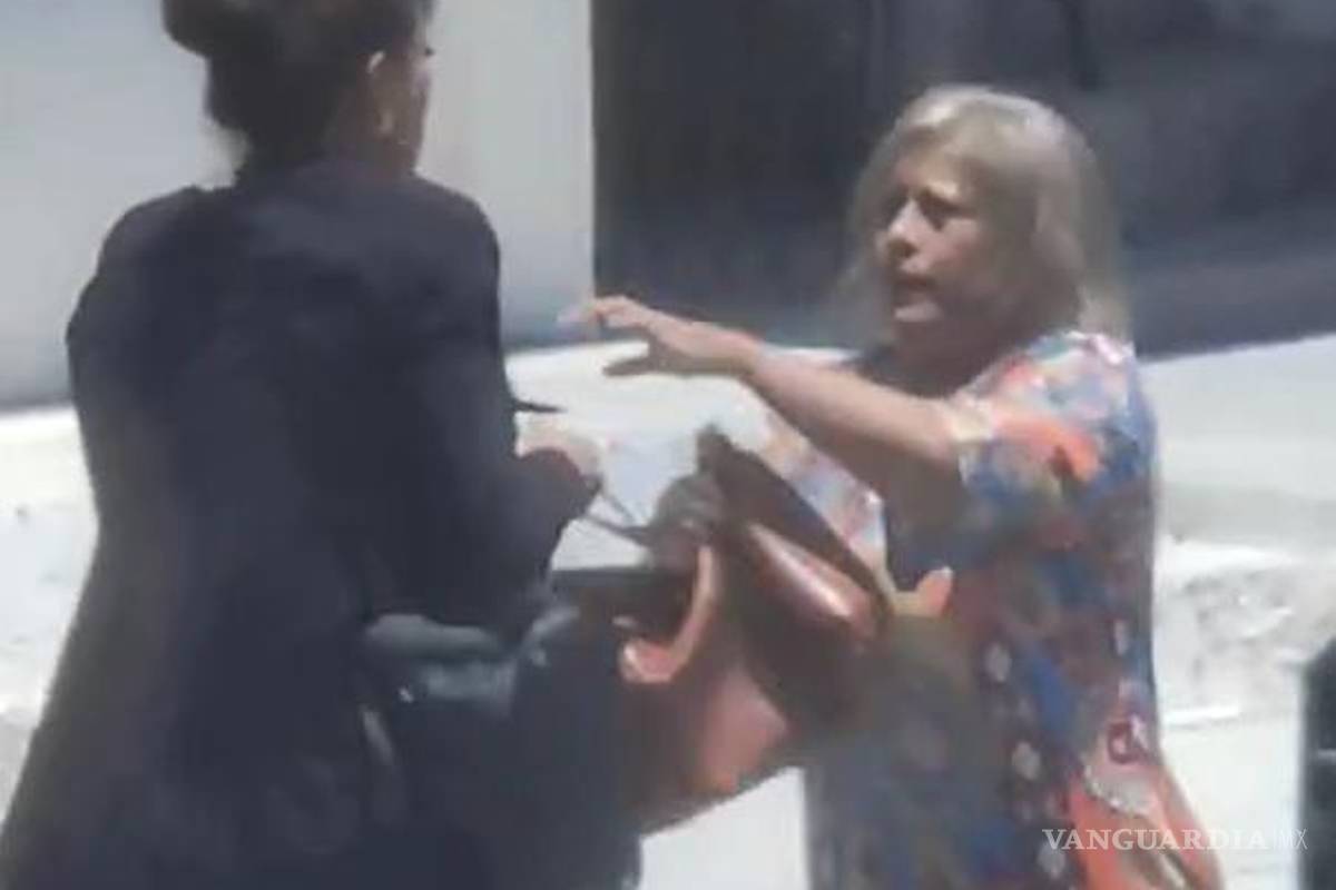 Monclova: Abogada cobra honorarios ‘a empujones’, frente a Fiscalía General del Estado (video)