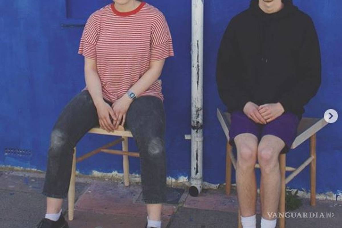 Diseñadora feminista crea silla para que los hombres dejen de sentarse con piernas abiertas