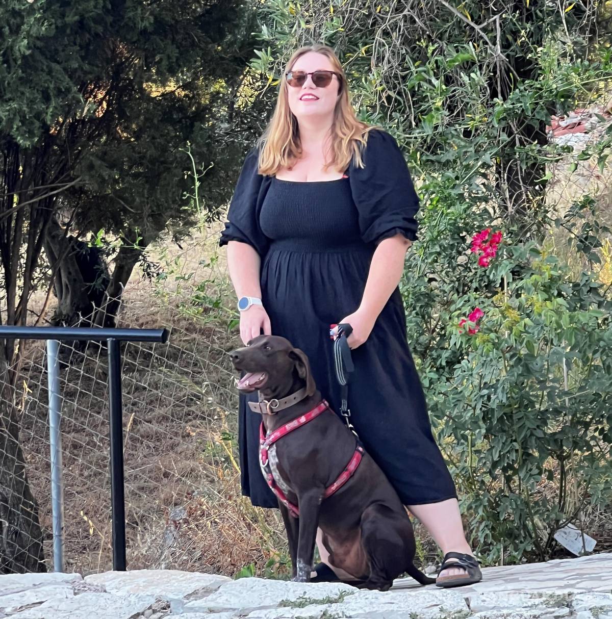 $!La neurocientífica Laura Elin Pigott pudo observar la sintonía entre humanos en sus interacciones con su perro Darwin.