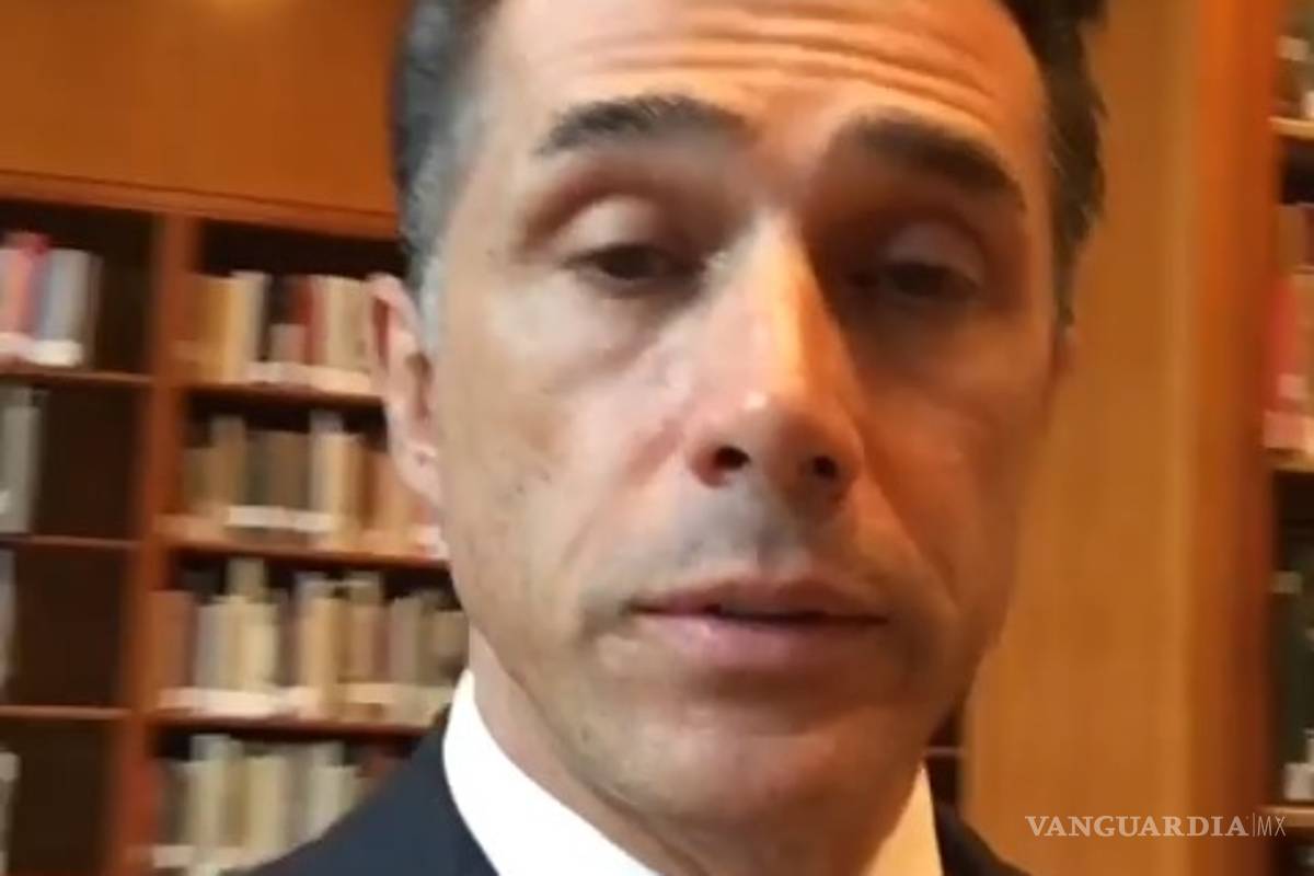 Vuelve a equivocarse Sergio Mayer; confunde Librería con Biblioteca y lo vapulean en redes