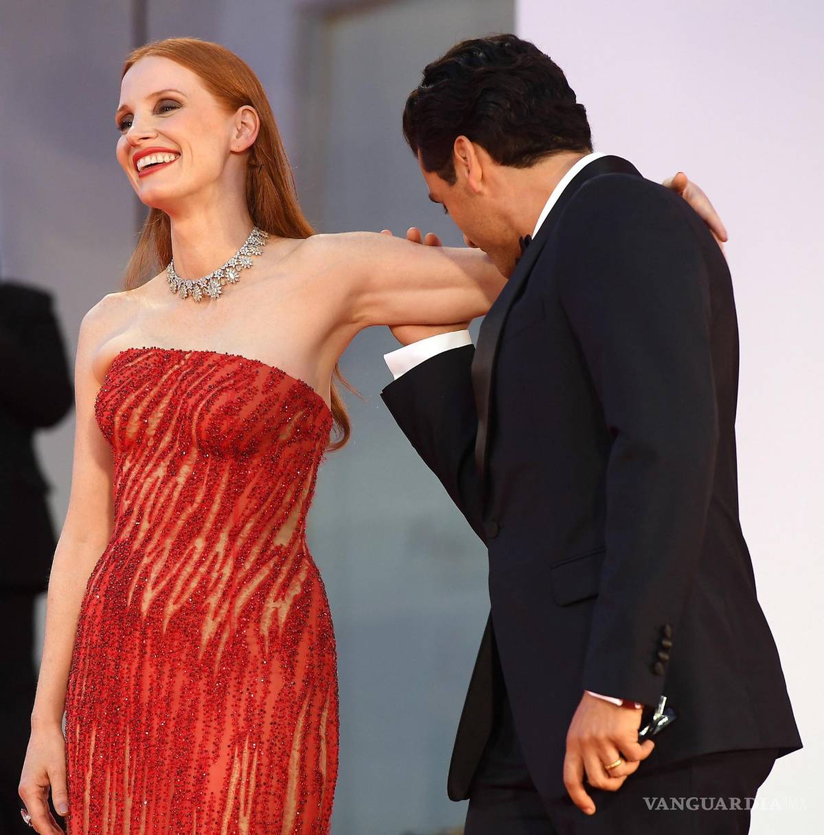 $!“Es una elección interesante otorgar el León de Oro a ese video en cámara lenta de Oscar Isaac besando el brazo de Jessica Chastain, pero lo respeto”, bromeó un usuario sobre las imágenes.