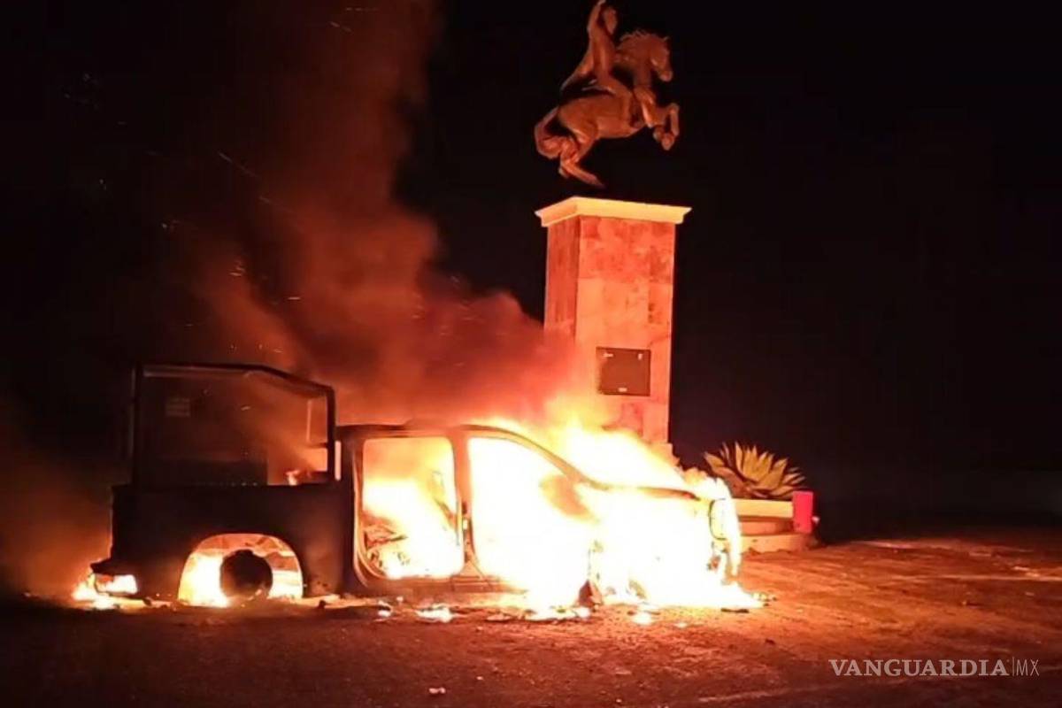 Normalistas de Ayotzinapa capturan a elementos e incendian patrullas de Guardia Nacional en Guerrero