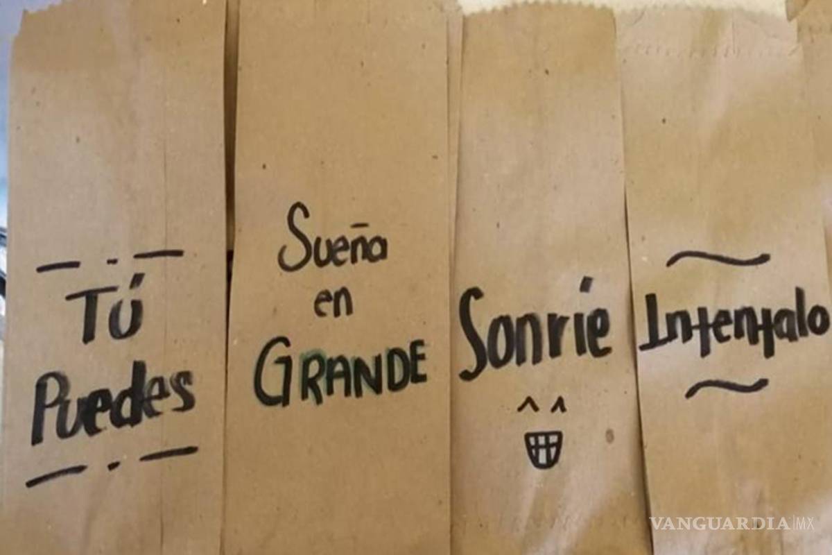 $!¡Sueña en grande, inténtalo! Los emotivos mensajes que la señora Cristina pone en sus bolsas de gorditas en Torreón