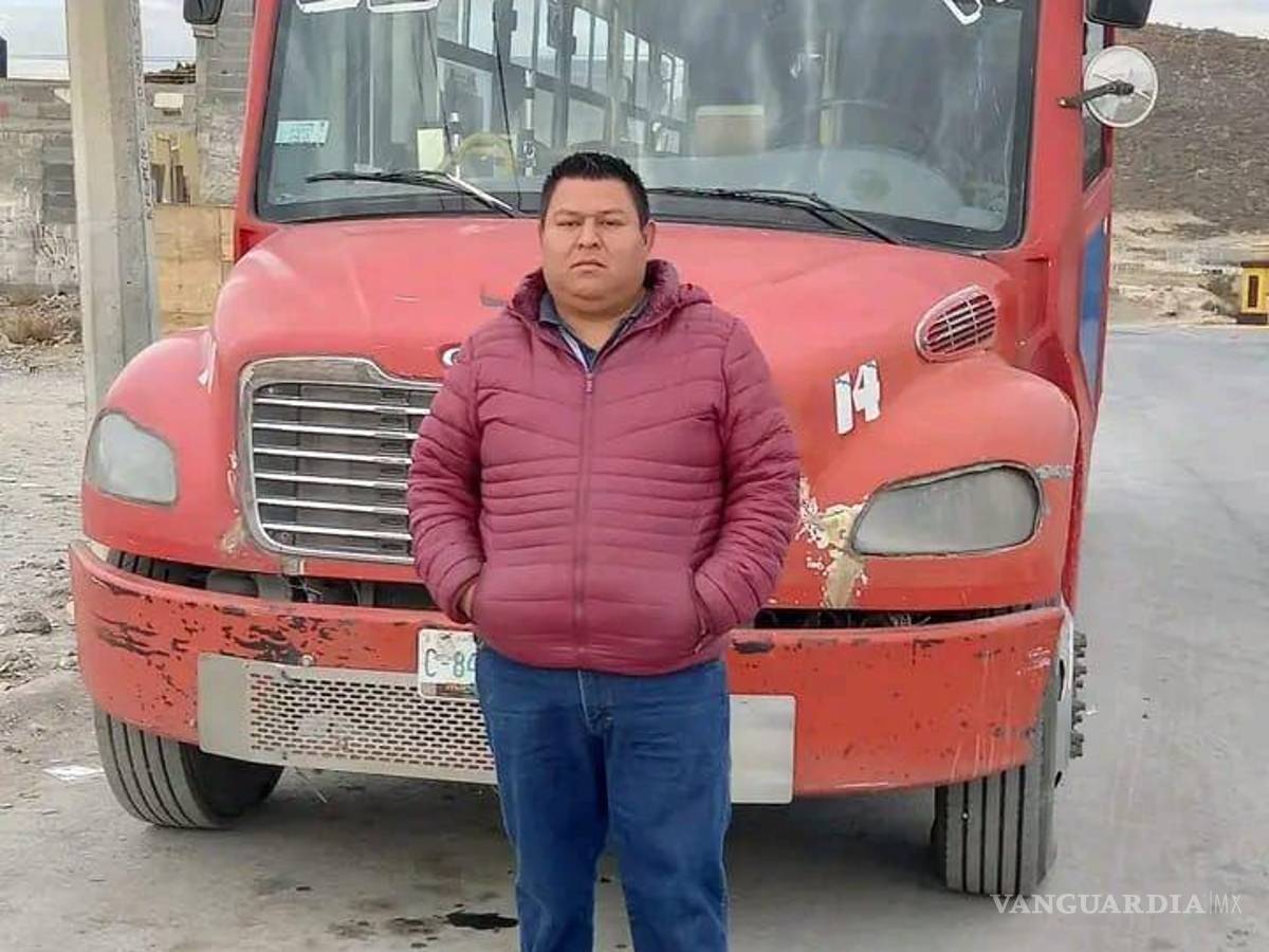 $!Irving Jerónimo, chofer de la ruta Express, regaló juguetes a niños en un acto de bondad durante el Día de Reyes en Saltillo.