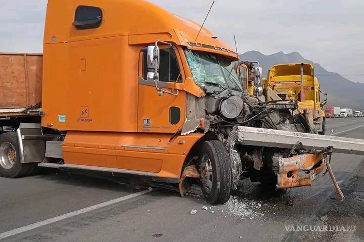 Tráiler choca contra poste y bloquea la carretera Monterrey-Saltillo