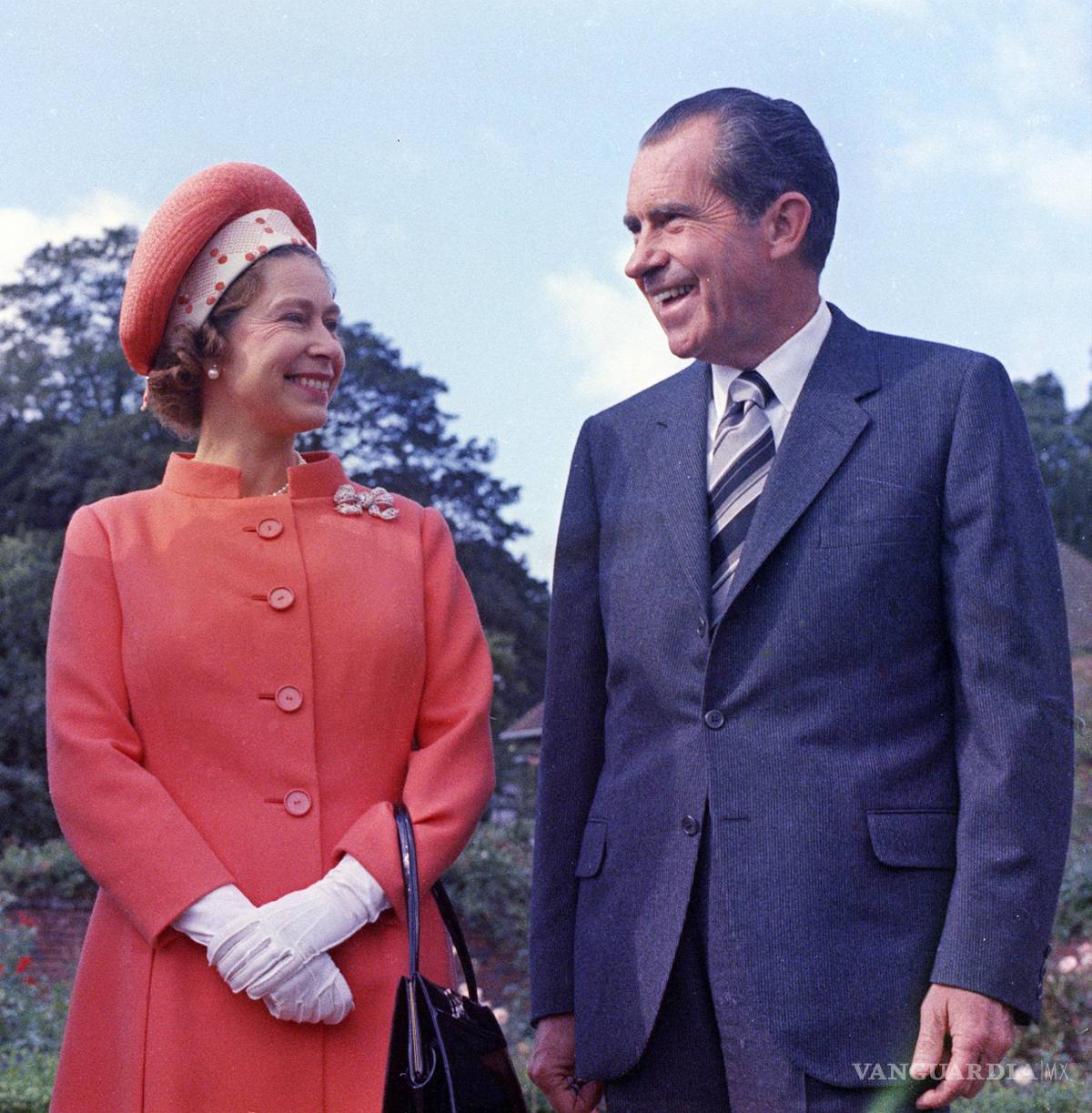 $!Imagen de 1970, la reina Isabel II (i) con el presidente de los Estados Unidos, Richard Nixon, durante su visita al Reino Unido.