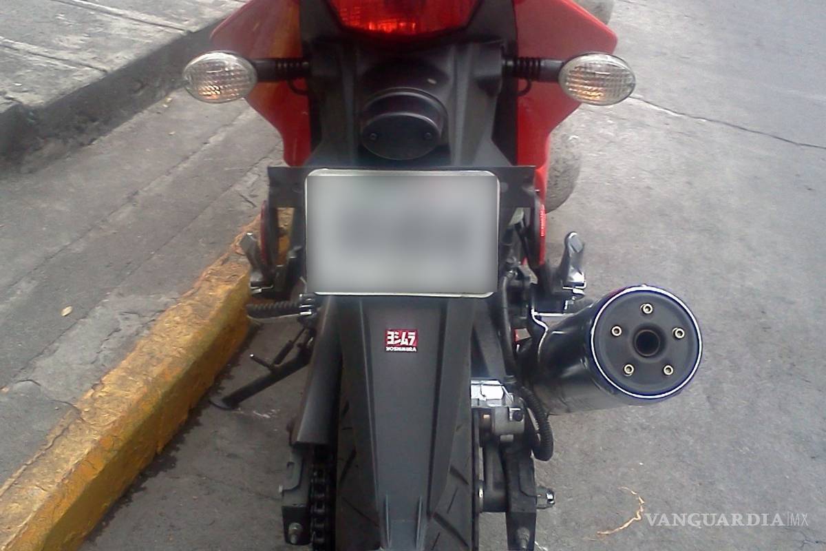Le quitan su moto por traer placas ajenas
