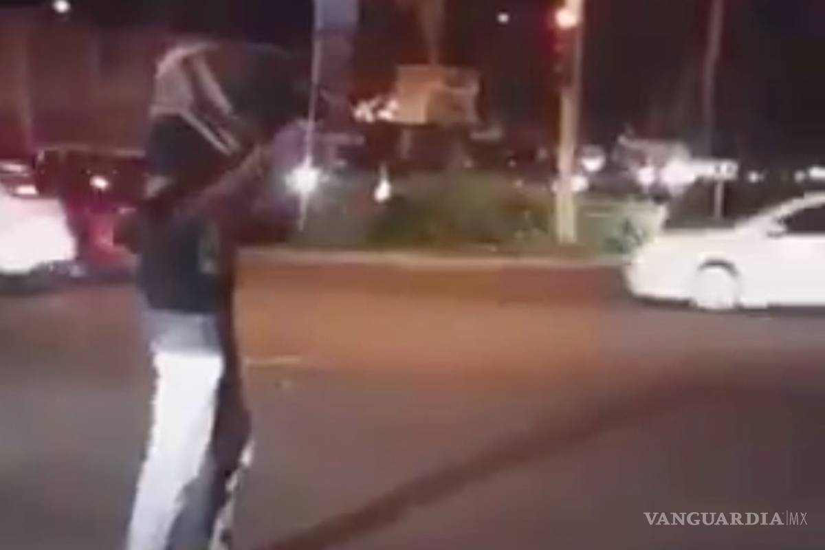 Graban a hombre disparando bazuca en crucero de Culiacán en México