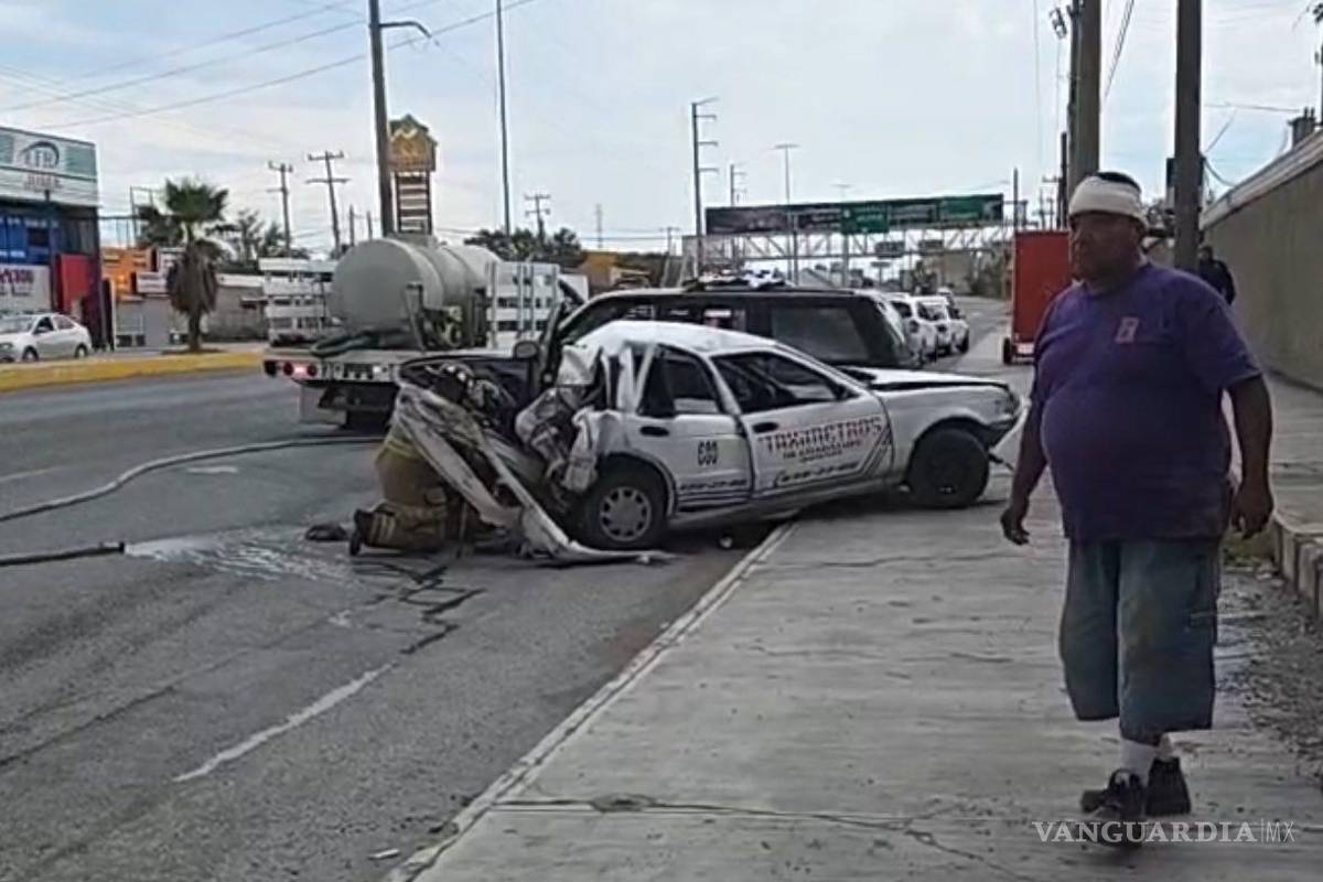Rescata oficial a taxista tras choque y fuga de gas en Monclova