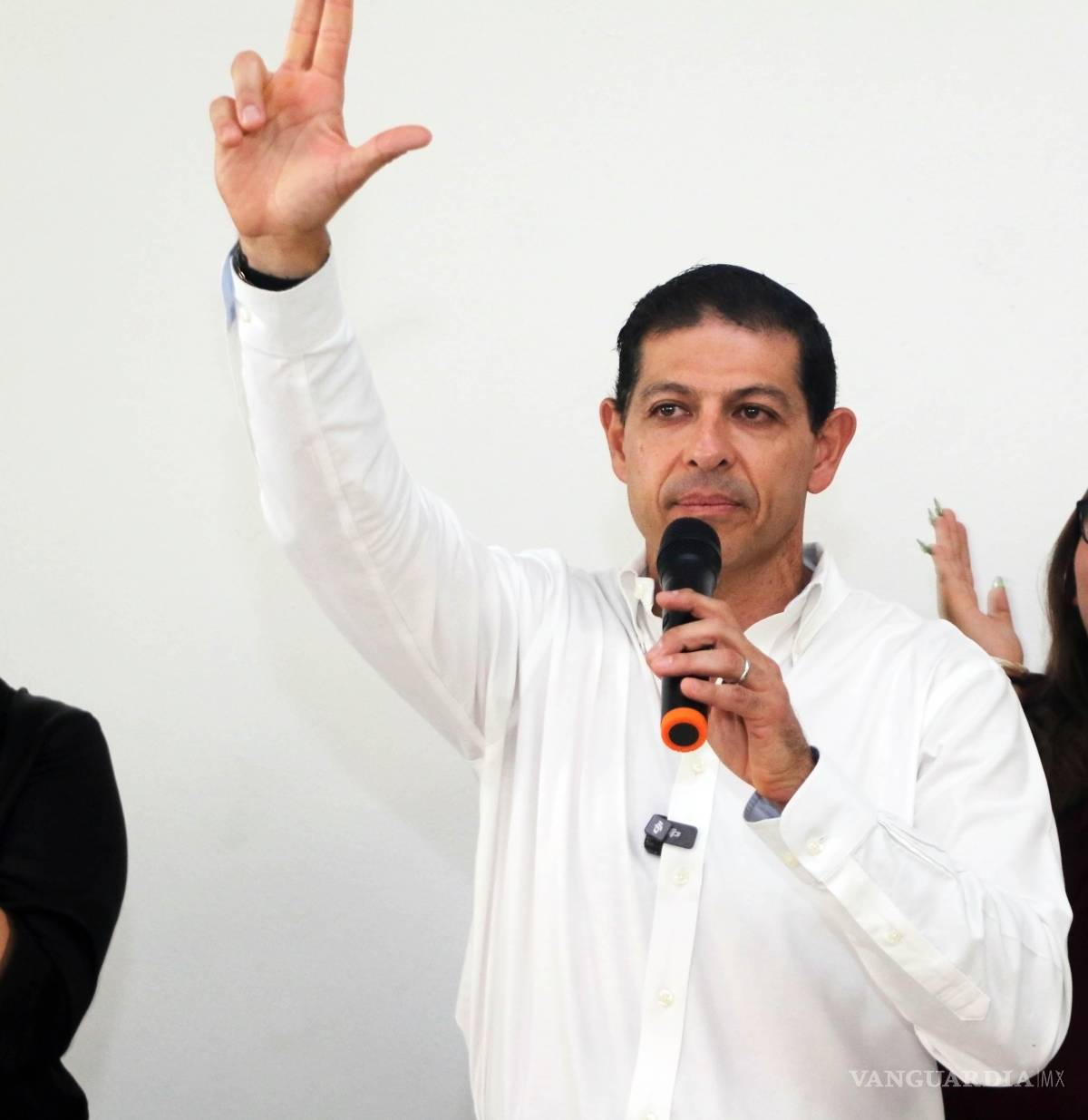 $!El rector Octavio Pimentel Martínez encabezó la entrega de 20 equipos de cómputo y cinco kits de Robótica Educativa.