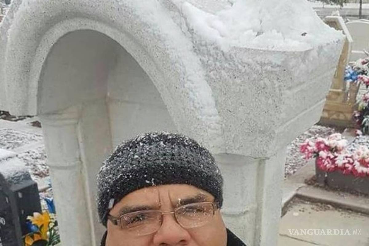 Le prometió a su madre que harían un mono de nieve, y hoy fue a hacerlo a su tumba en Piedras Negras