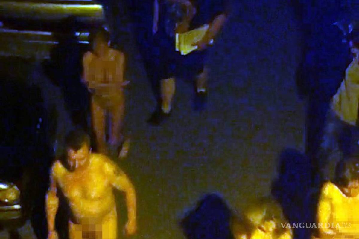 En Rusia la policía obligó a prostitutas y sus clientes a caminar desnudos por las calles (video)