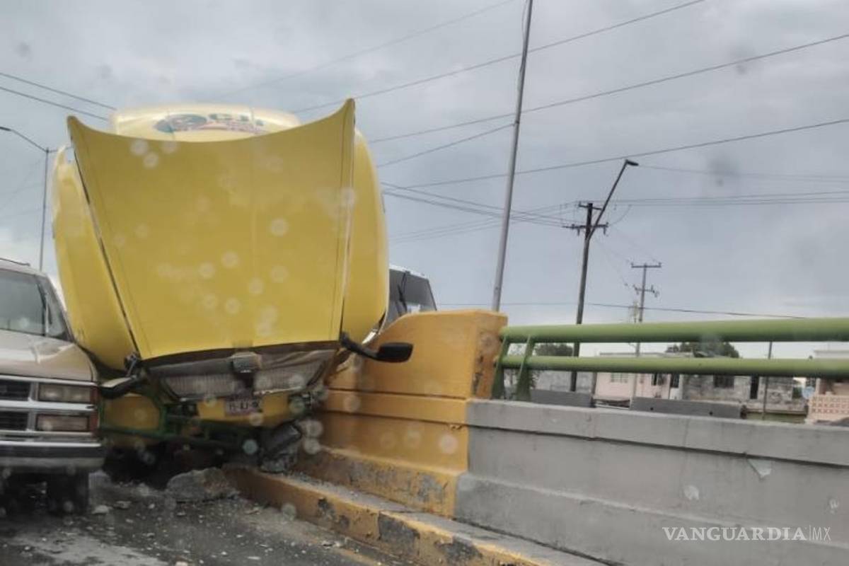 $!El cofre del tráiler se levantó y provocó el accidente en pleno periférico.