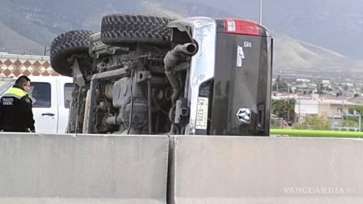 Conductor vuelca en puente de la Mirasierra, en Saltillo