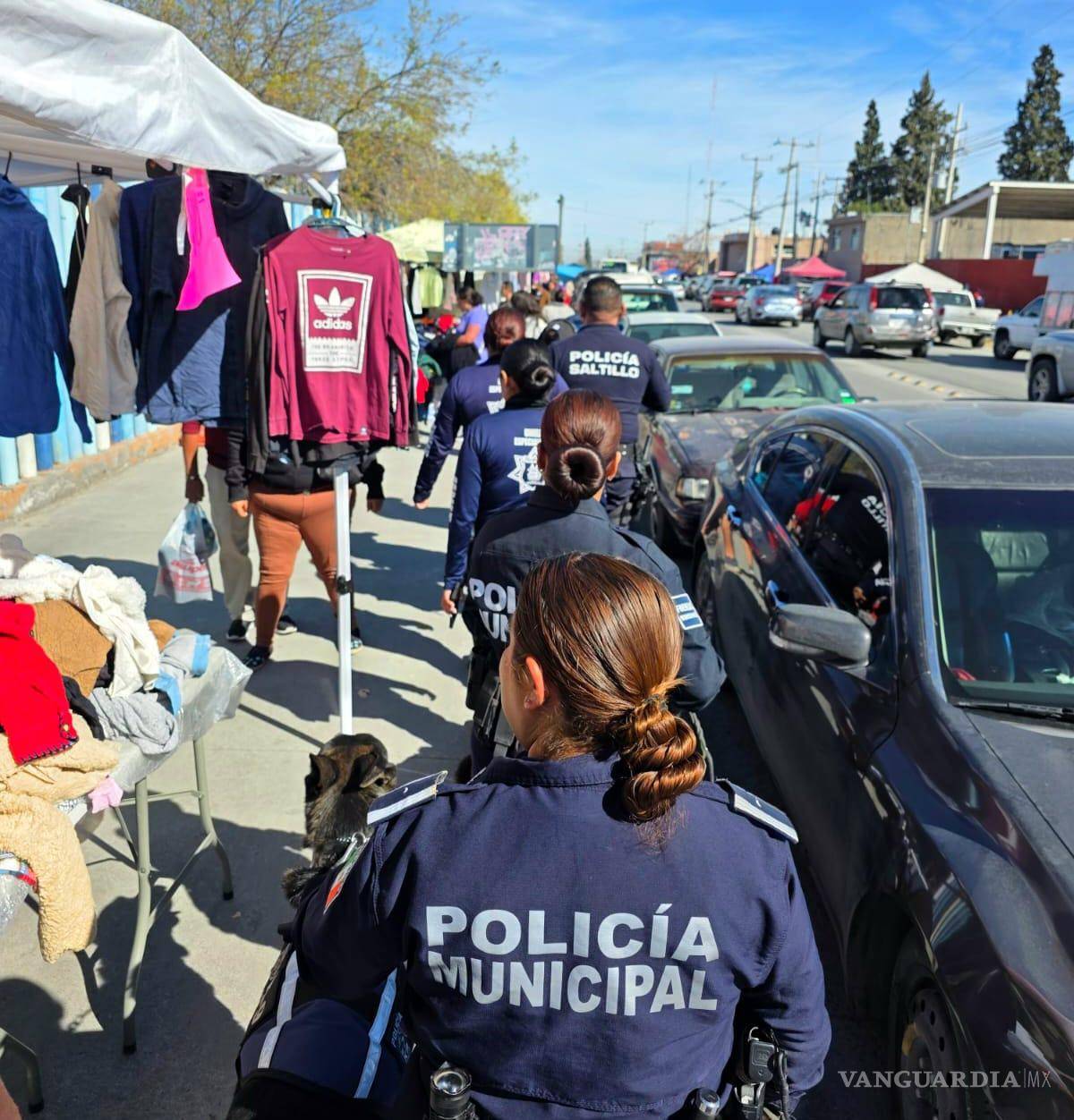 $!Elementos de la Policía Municipal refuerzan la vigilancia en mercados y zonas comerciales como parte del plan integral de seguridad en Saltillo.