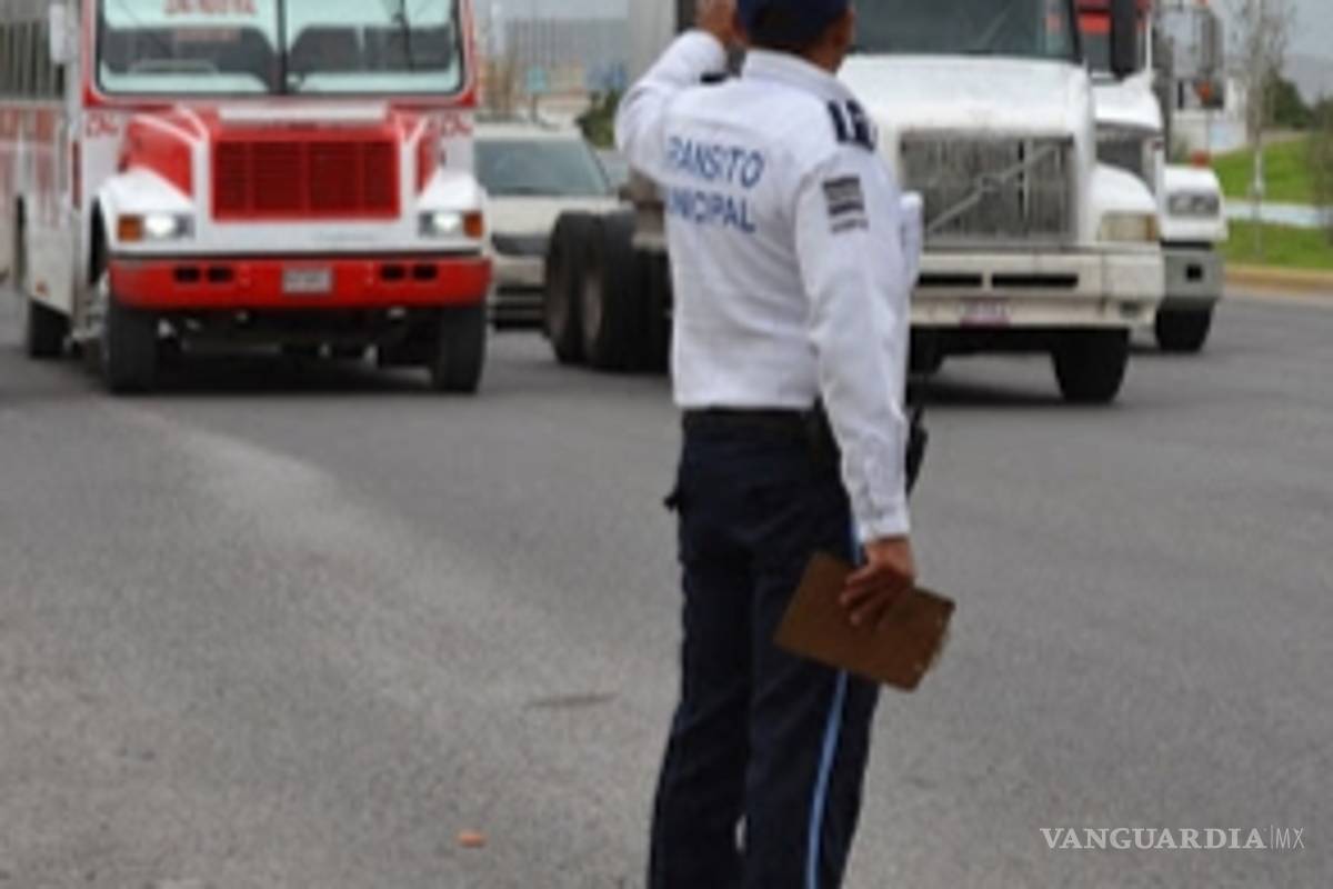 Policías revisan que personan que ingresan a Coahuila porten cubrebocas