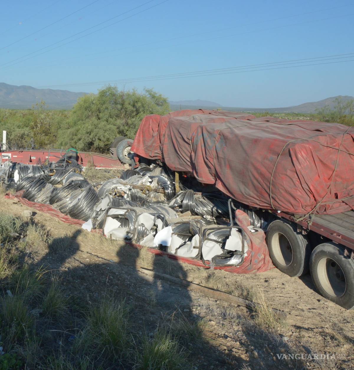 $!Fallece trailero al volcar en la Saltillo-Zacatecas
